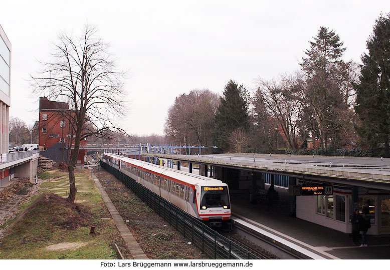 Ein Hochbahn DT4 in der Haltestelle Ochsenzoll