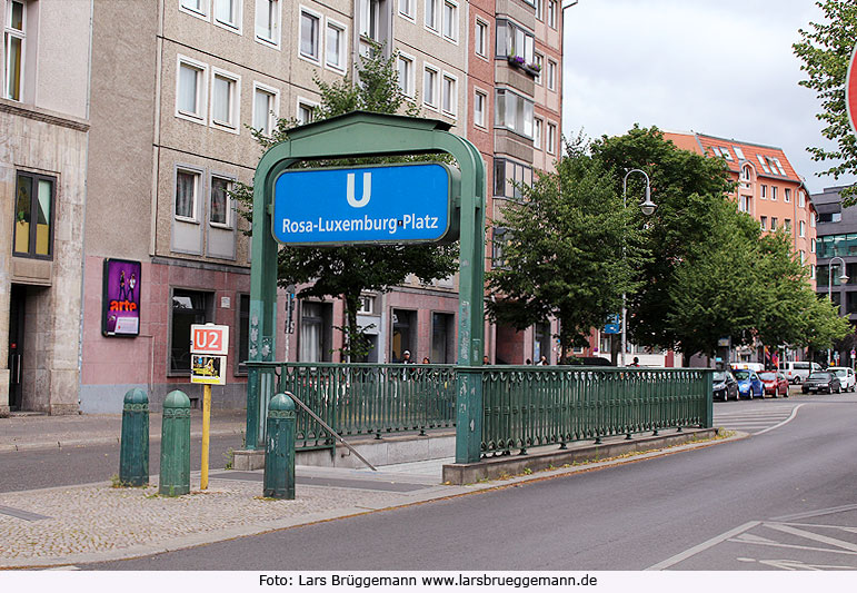 Die U-Bahn-Haltestelle Rosa-Luxemburg-Platz in Berlin