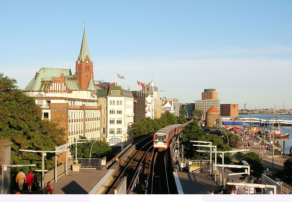 Den Bahnhof Landungsbrücken verlässt ein DT3 - dieses Foto noch ohne Elbphilharmonie