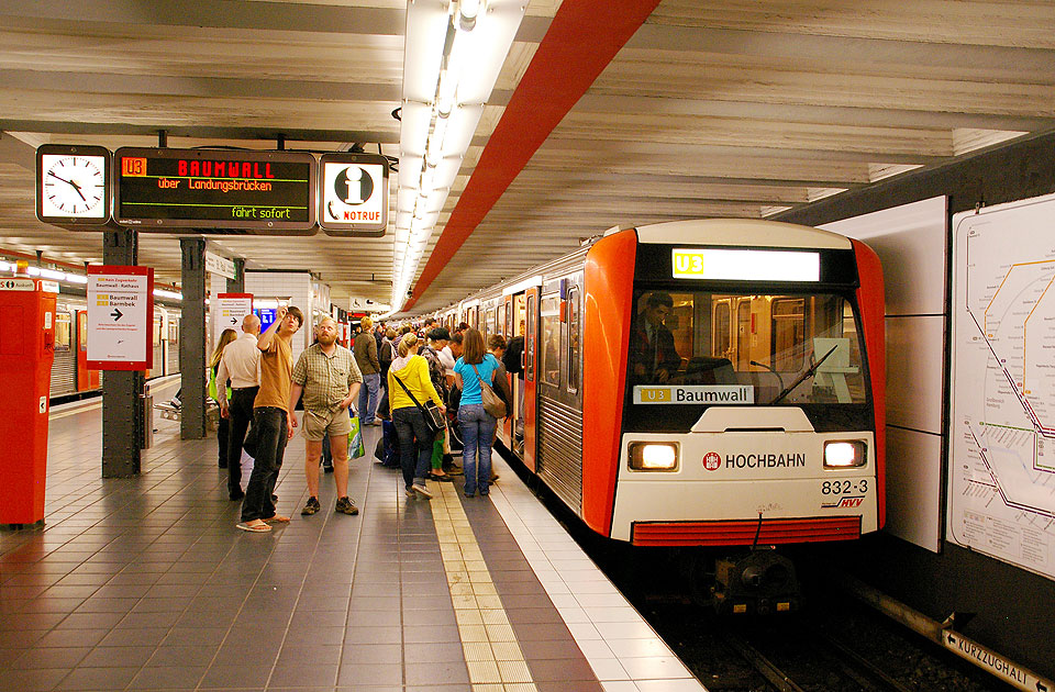 Eine U-Bahn der Hamburger Hochbahn im Bahnhof St. Pauli