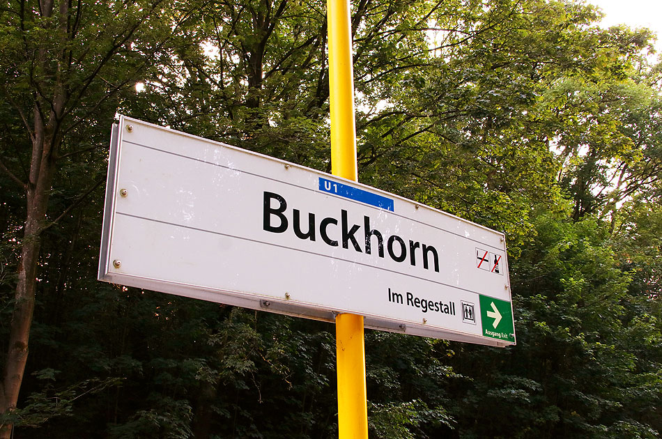 Ein Bahnhofsschild von der Haltestelle Buckhorn der Hamburger Hochbahn an der Walddörferbahn nach Ohlstedt