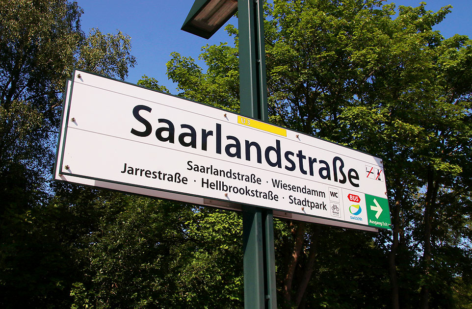 Das Bahnhofsschild vom Bahnhof Saarlandstraße