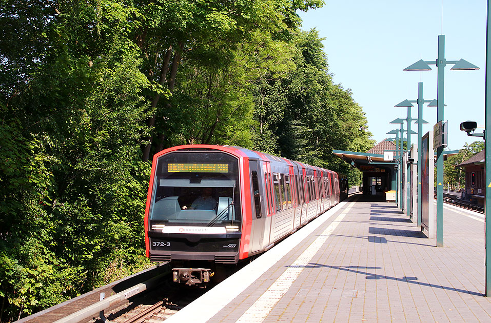 Mit Elektromobilität durch Hamburg: Ein DT5 der Hamburger Hochbahn im Bahnhof Saarlandstraße