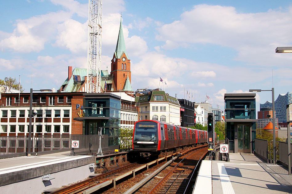 Die U-Bahn-Haltestelle Landungsbrücken der Hamburger Hochbahn mit einem DT5