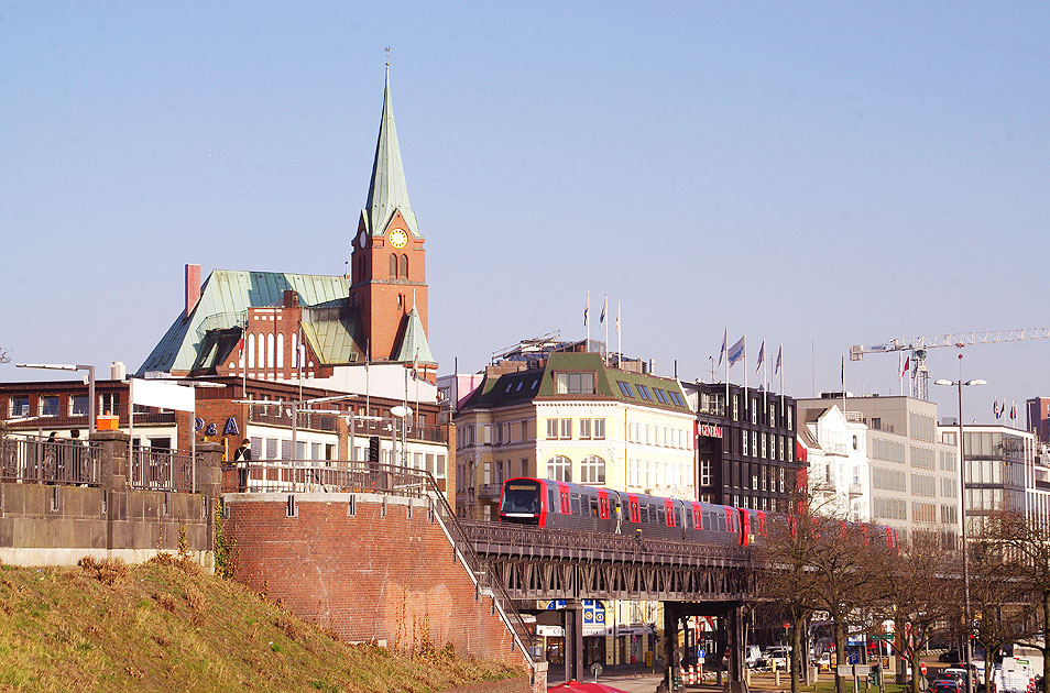 Hamburg Landungsbrücken mit einer U-Bahn vom Typ DT5