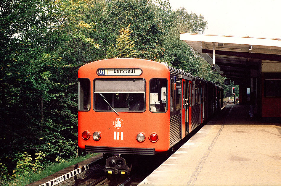 Ein DT3 der Hamburger Hochbahn in der Haltestelle Ohlstedt
