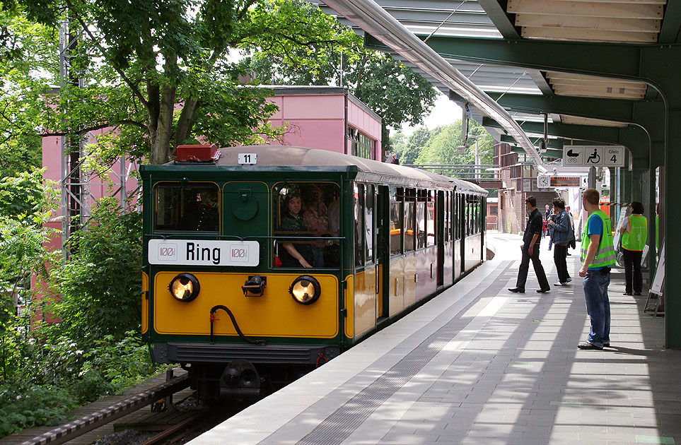 Die Hochbahn T-Wagen 11 und 220 in der Haltestelle Kellinghusenstraße