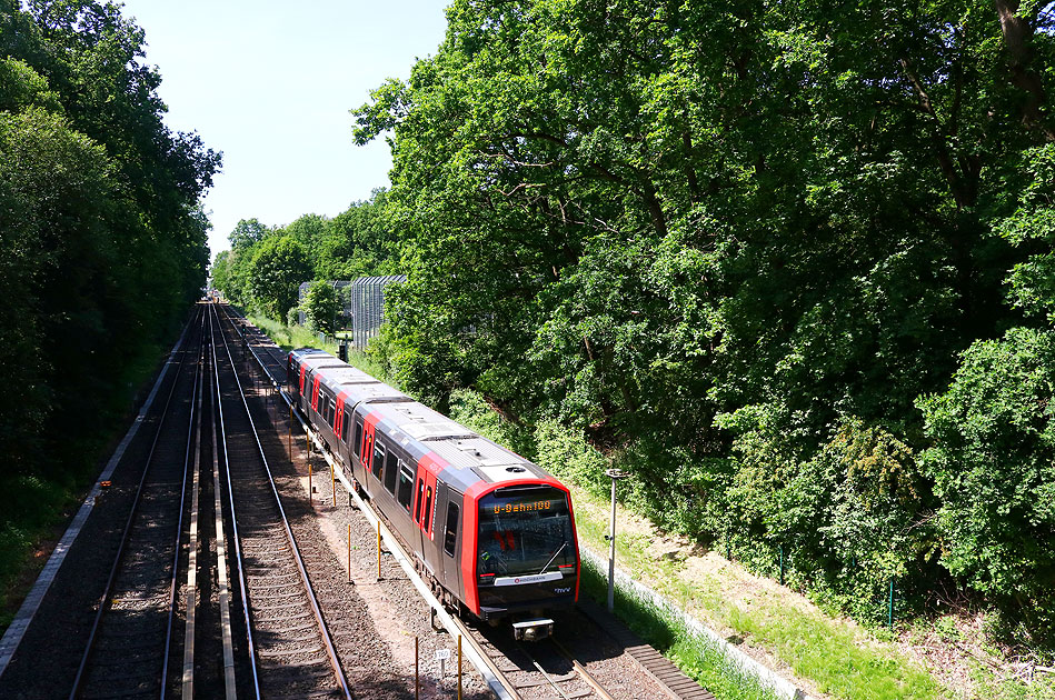 Ein Hochbahn DT3 zwischen Oldenfelde und Berne - Probebetrieb für die U-Bahn 100