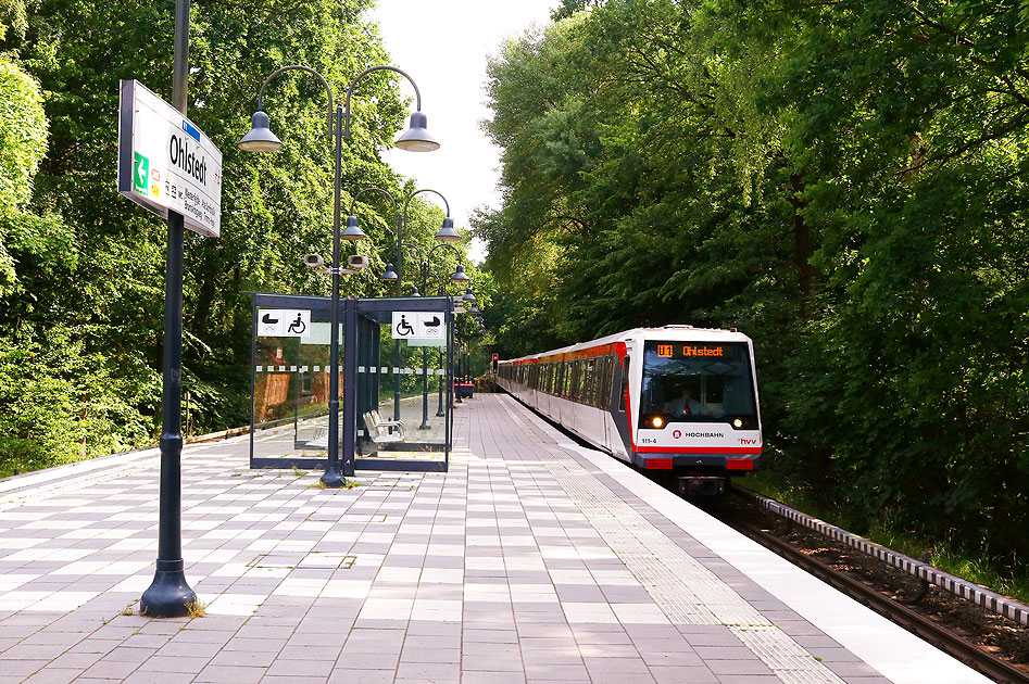 Die U-Bahn-Haltestelle Ohlstedt mit einem DT4
