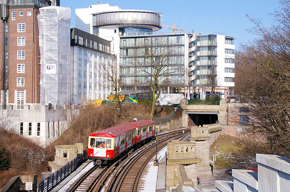 Hochbahn DT1 an den Landungsbrücken - Hamburger U-Bahn