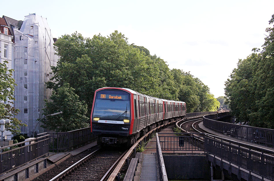 Ein Hochbahn DT 5 im Bahnhof Eppendorfer Baum