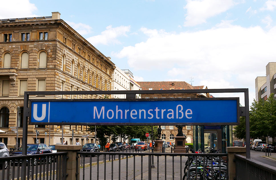Der Bahnhof Mohrenstraße der Berliner U-Bahn in Ost-Berlin