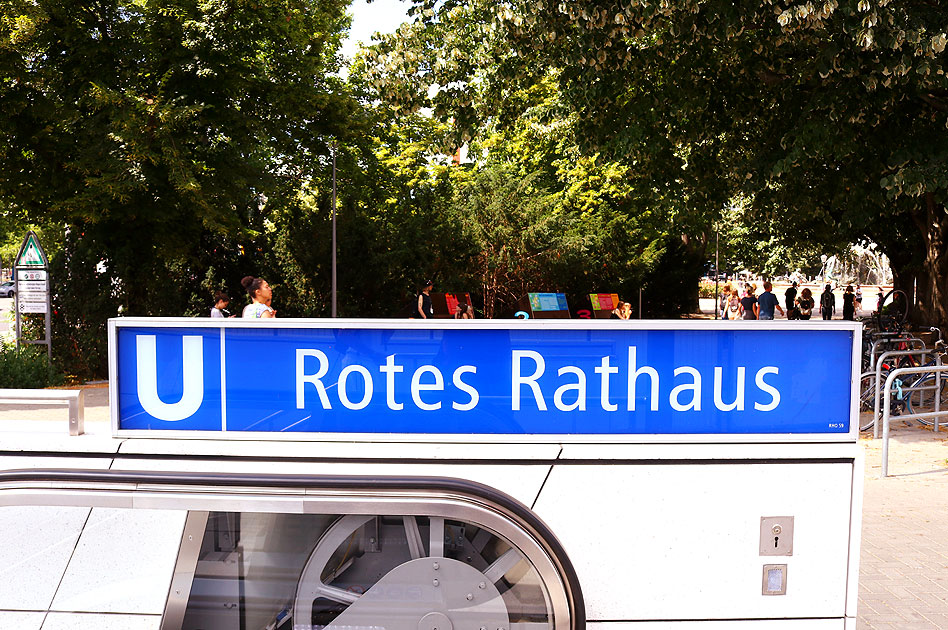 Der Bahnhof Rotes Rathaus in Berlin der Berliner U-Bahn