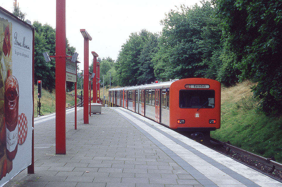 Hochbahn DT 2 im Bahnhof Hagebecks Tierpark