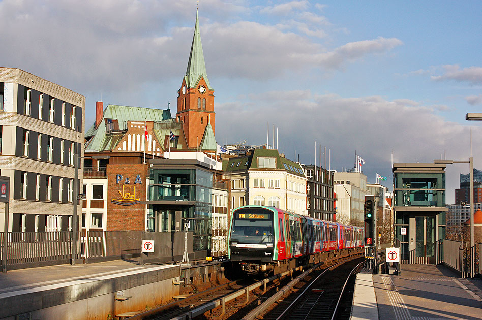 Hamburger Hochbahn an den Landungsbrücken - U-Bahn Typ DT5
