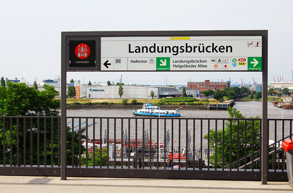 Die U-Bahn Haltestelle Landungsbrücken mit dem HADAG Schiff Kirchdorf