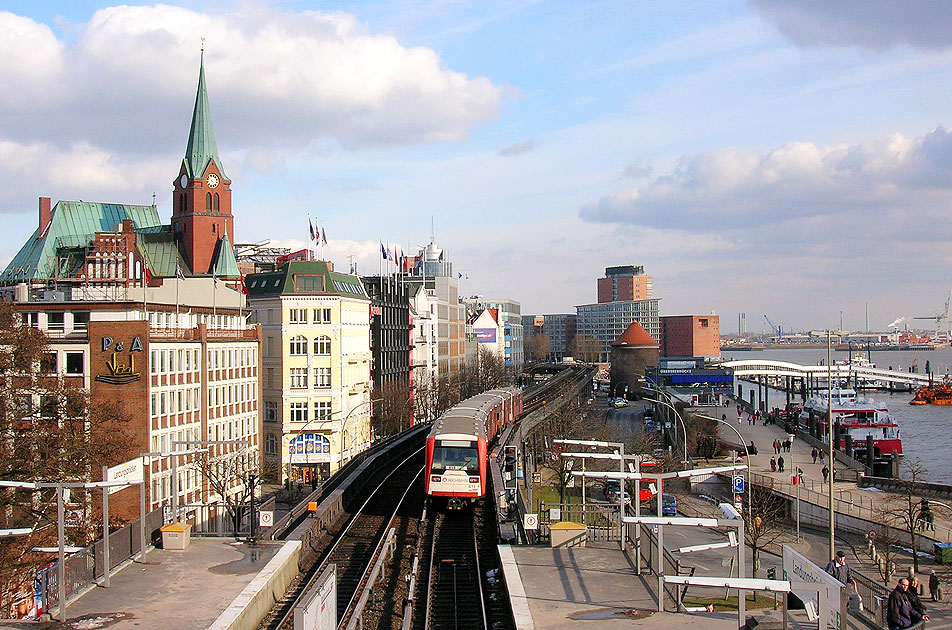 Zwei DT3 der Hamburger Hochbahn an den St. Pauli Landungsbr&uuml;cken