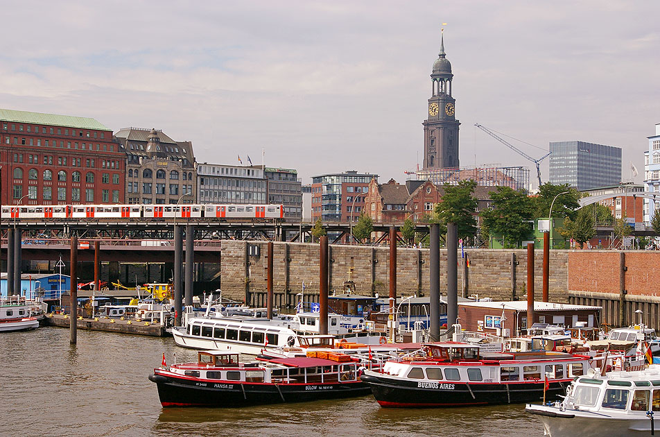 Der Hamburger Binnenhafen mit  Barkassen und dem Michel