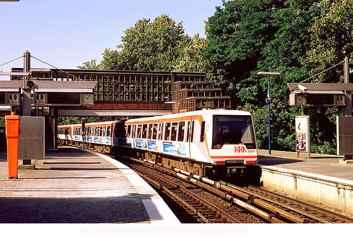 Hochbahn DT4 in der Haltestelle Kellinghusenstraße