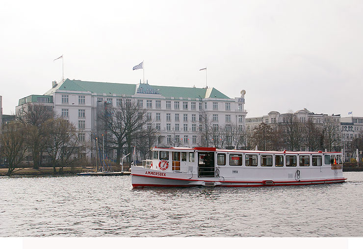 Der Alsterdampfer Ammersbek vor dem Hotel Atlantic in Hamburg auf der Außenalster