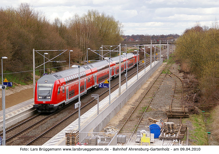 Der Bahnhof Ahrensburg-Gartenholz mit einem Zug der Regionalbahn Schleswig-Holstein gebildet aus Bombardier Doppelstockwagen