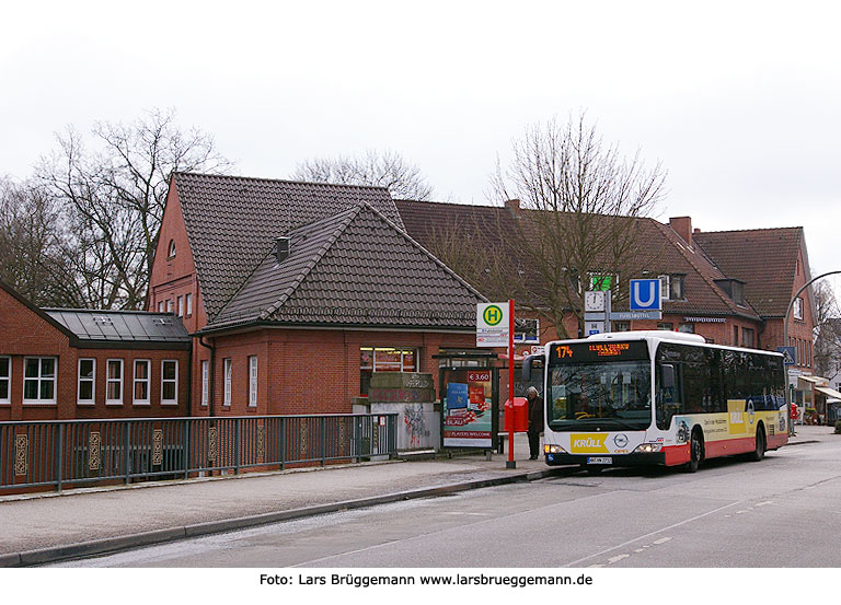 Hochbahn Bus am Bahnhof Fuhlsbütte eine Haltestelle der U-Bahn in Hamburg