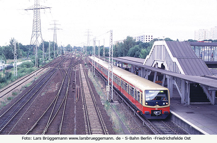 Der Bahnhof Friedrichsfelde Ost der Berliner S-Bahn - DB Baureihe 481