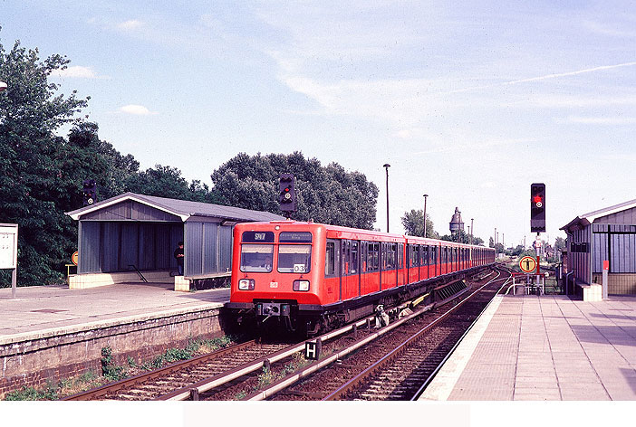 Der Bahnhof Schöneweide in Berlin mit einer S-Bahn