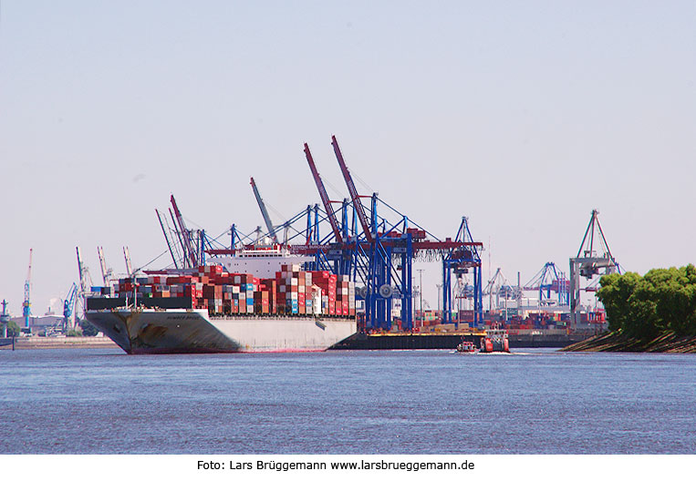 Ein Containerschiff im Hamburger Hafen