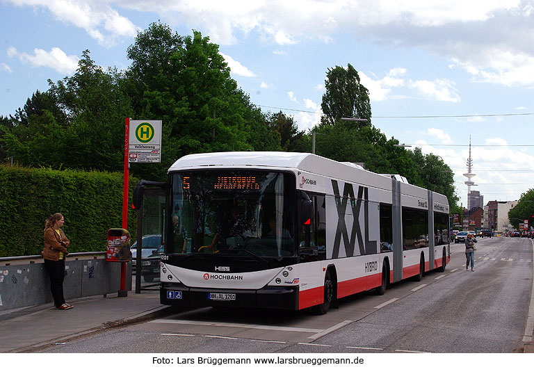 Ein Hochbahn XXL Hybrid Bus auf der Linie 5 an der Haltestelle Veilchenweg