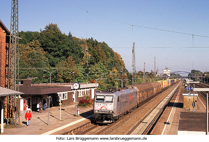 Baureihe 185 mit dem TXL DHL Zug im Bahnhof Tostedt auf der Rollbahn von Hamburg nach Bremen