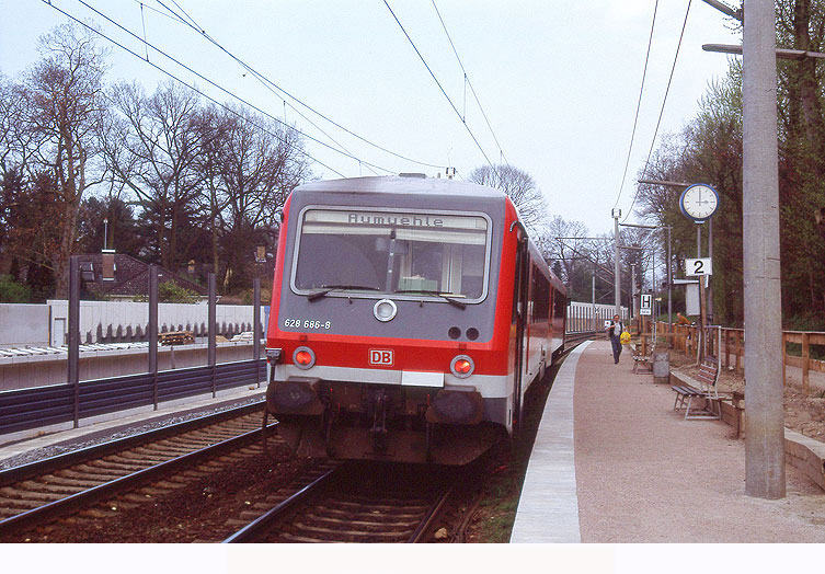Ein Triebwagen der Baureihe 628 im Bahnhof Wohltorf als Ersatz für die S-Bahn