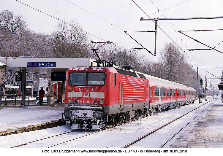 Eine Lok der Baureihe 143 im Bahnhof Pinneberg