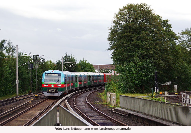 Werbe S-Bahn Hamburg Umwelthauptstadt - DB Baureihe 474 im Bahnhof Barmbek