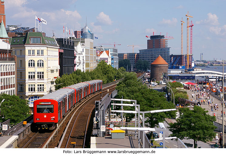Ein Hochbahn DT2 an den Landungsbrücken in Hamburg mit dem Hafen
