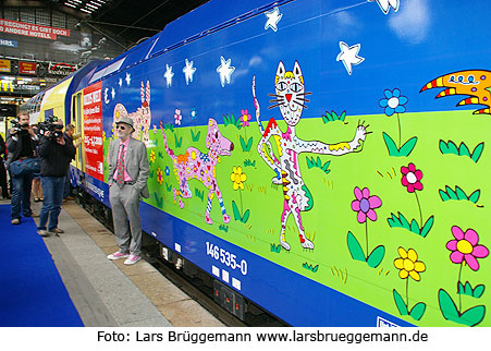 James Rizzi vor seiner Metronom Lok im Hamburger Hbf