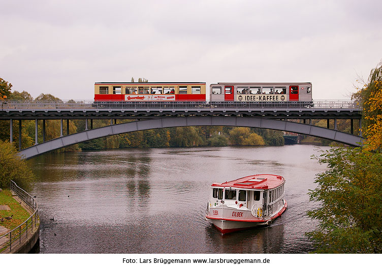 Der Alsterdampfer Eilkbek trifft an der Kuhmühlenbrücke einen Museumszug der Hamburger Hochbahn
