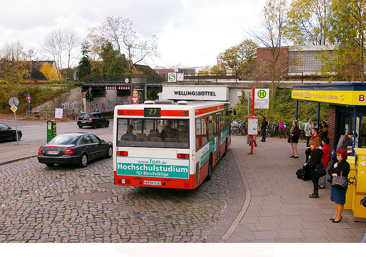 Ein Hochbahn-Bus am Bahnhof Wellingsbüttel