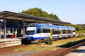 Ein NOB Triebwagen im Bahnhof Husum