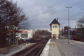 Der Bahnhof Bahrenfeld in Hamburg mit dem Stellwerk