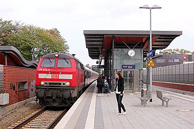 Eine Diesellok de Baureihe 218 der Regionalbahn Schleswig-Holstein - Im Bahnhof Hamburg-Tonndorf