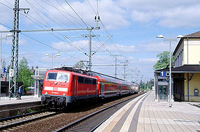 Eine Lok der Baureihe 111 im Bahnhof Lehrte