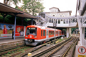 Der 474 4013 der Hambuger S-Bahn im Bahnhof Hamburg-Blankenese