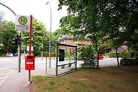 Ein Wartehäuschen an der Bushaltestelle Reventlowstraße in Hamburg-Othmarschen