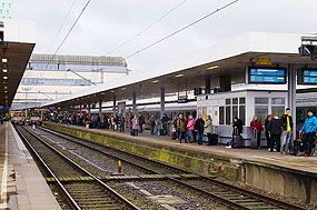 Fahrgäste im Bahnhof Hamburg-Altona