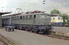 Eine Lok der Baureihe 139 im Bahnhof Offenburg
