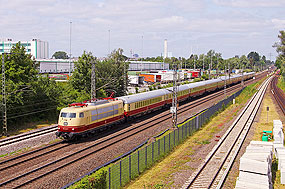 Die 103 245-7 mit einem AKE-Sonderzug in Hamburg-Billwerder-Moorfleet
