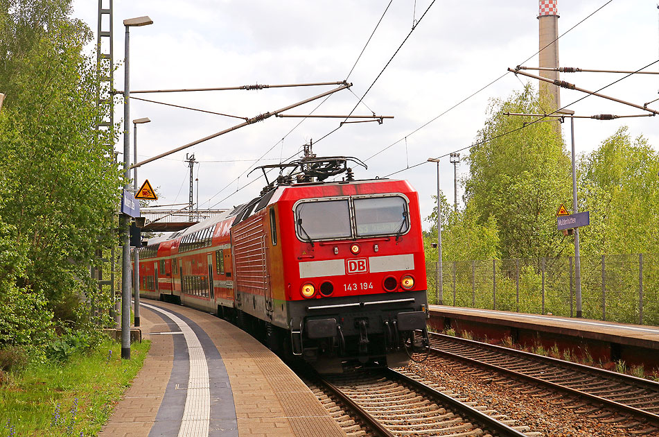 Eine S-Bahn Dresden im Bahnhof Muldenhütten