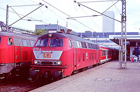 Die 218 157-6 mit einem RE nach Westerland auf Sylt im Bahnhof Hamburg-Altona