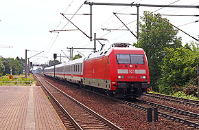 Die IC-Lok 101 021-4 am Bahnhof Dresden-Strehlen